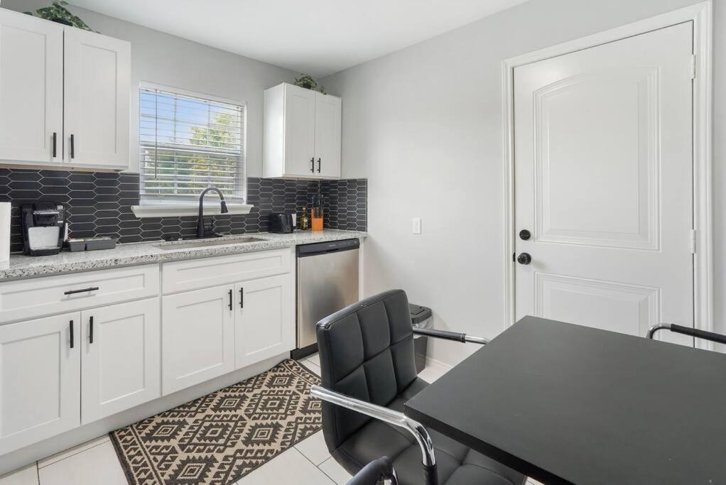 Cozy Two Bedroom Home Minutes From Downtown! ヒューストン エクステリア 写真