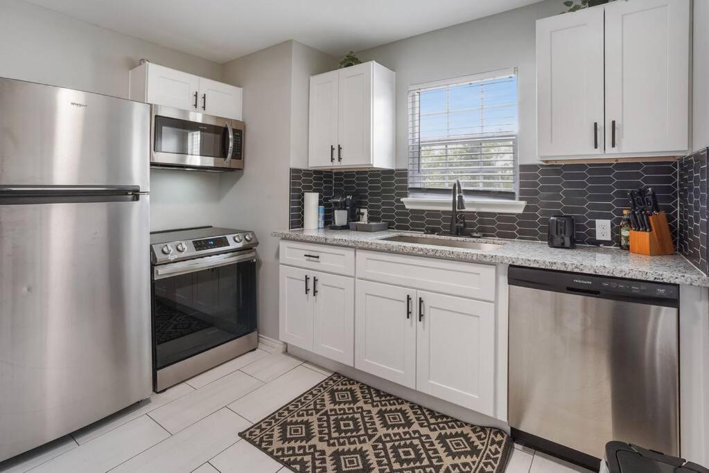 Cozy Two Bedroom Home Minutes From Downtown! ヒューストン エクステリア 写真
