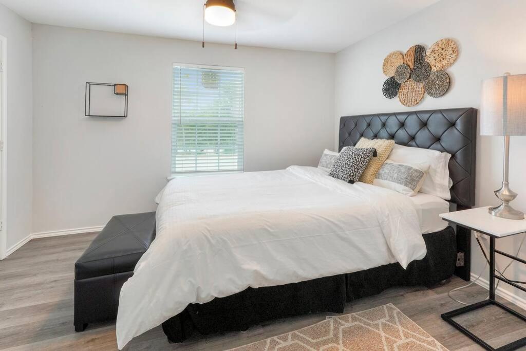 Cozy Two Bedroom Home Minutes From Downtown! ヒューストン エクステリア 写真