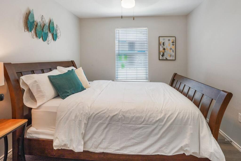 Cozy Two Bedroom Home Minutes From Downtown! ヒューストン エクステリア 写真