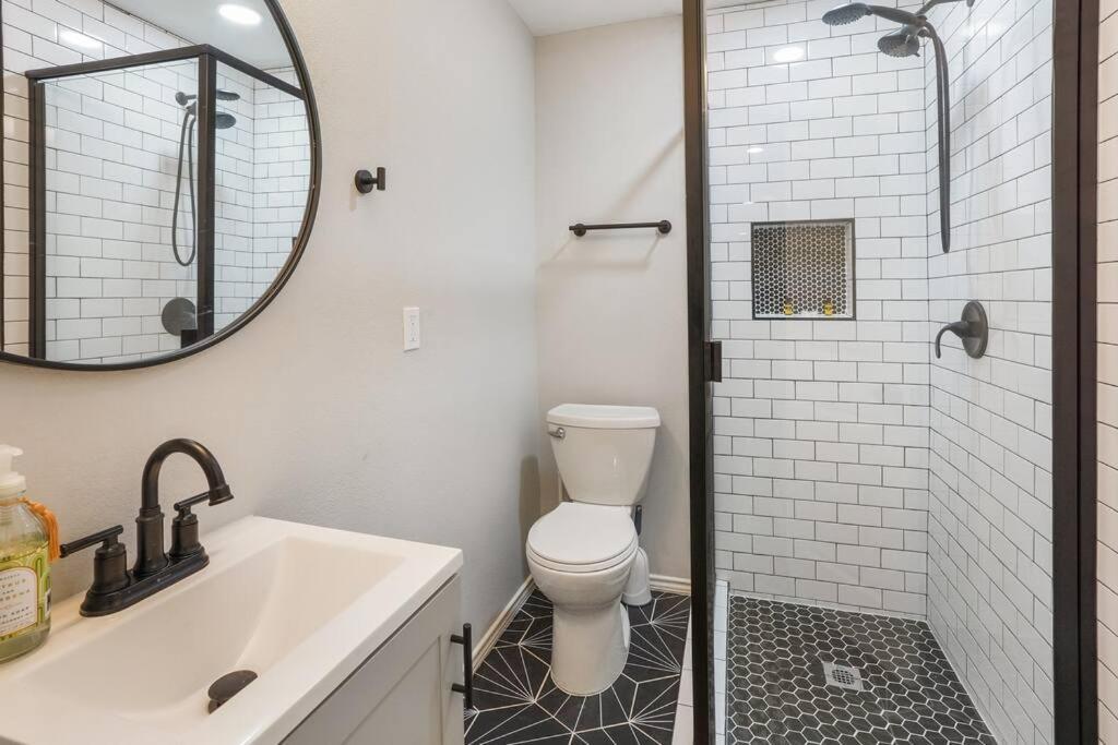 Cozy Two Bedroom Home Minutes From Downtown! ヒューストン エクステリア 写真