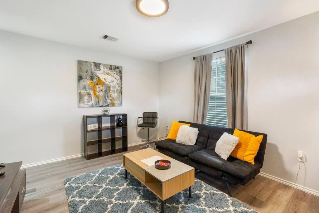 Cozy Two Bedroom Home Minutes From Downtown! ヒューストン エクステリア 写真